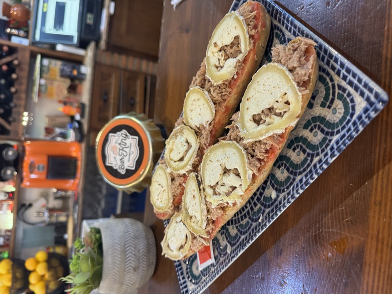 Tostada Atún y Queso de Cabra