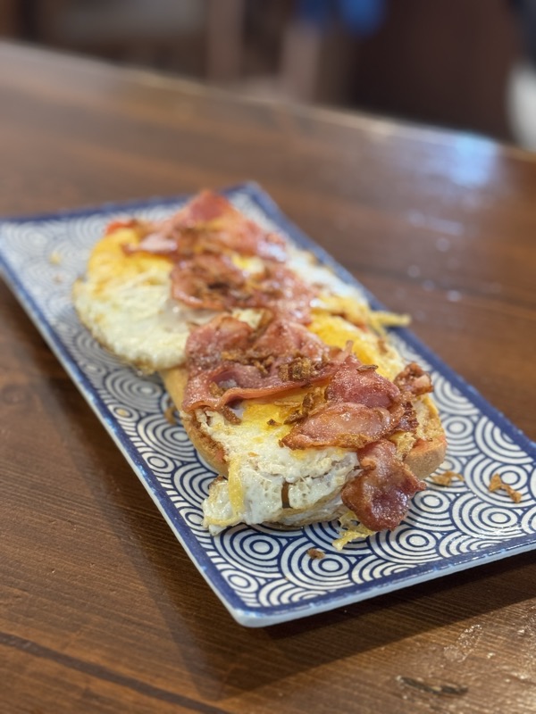 Tostada Huevos y Bacon
