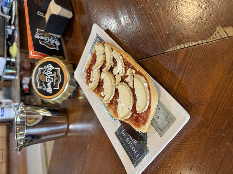 Tostada Mermelada y Rulo de Cabra