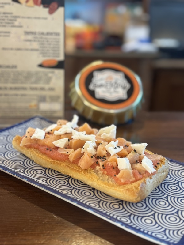 Tostada Salmón y Queso Fresco