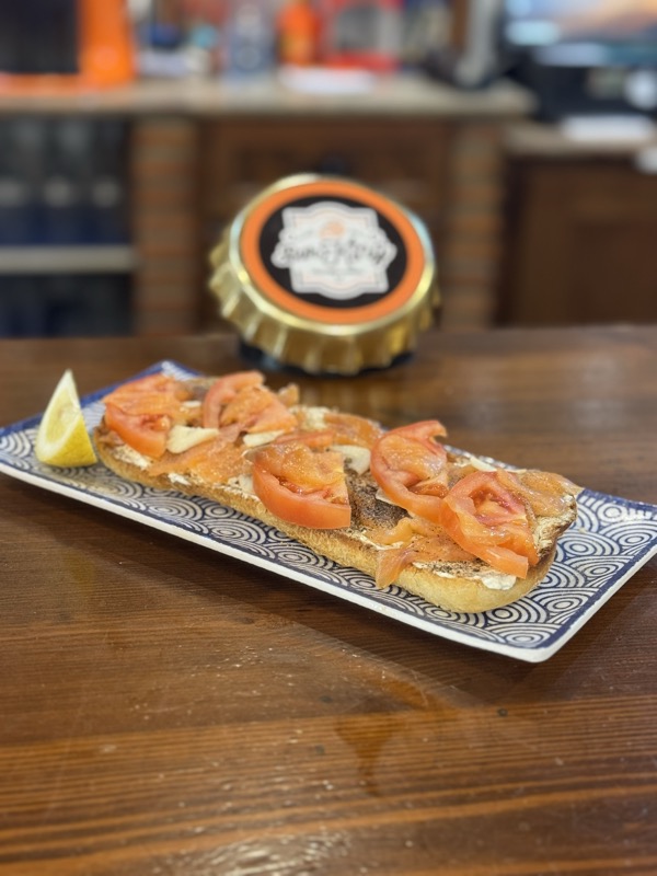 Tostada Salmón Royale